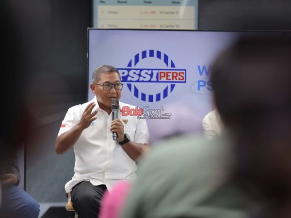 Anggota Komite Eksekutif (Exco) PSSI sekaligus Ketua Badan Tim Nasional, Sumardji, sedang memberikan keterangan kepada awak media di N Brand Experience Center, SCBD, Jakarta, Jumat (3/7/2026).