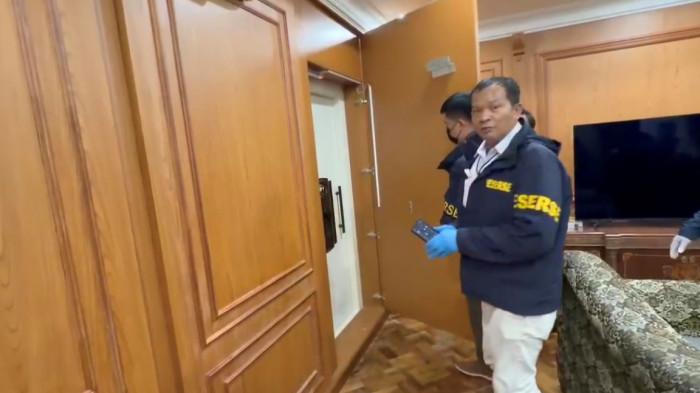 PENGGELEDAHAN KASUS KORUPSI - Polri kembali menemukan brankas tersembunyi saat menggeledah rumah di kawasan Sentul, Bogor, Jawa Barat terkait kasus dugaan korupsi dan TPPU dalam perkara PLN batu bara hingga Asabri pada Rabu (8/7/2026).