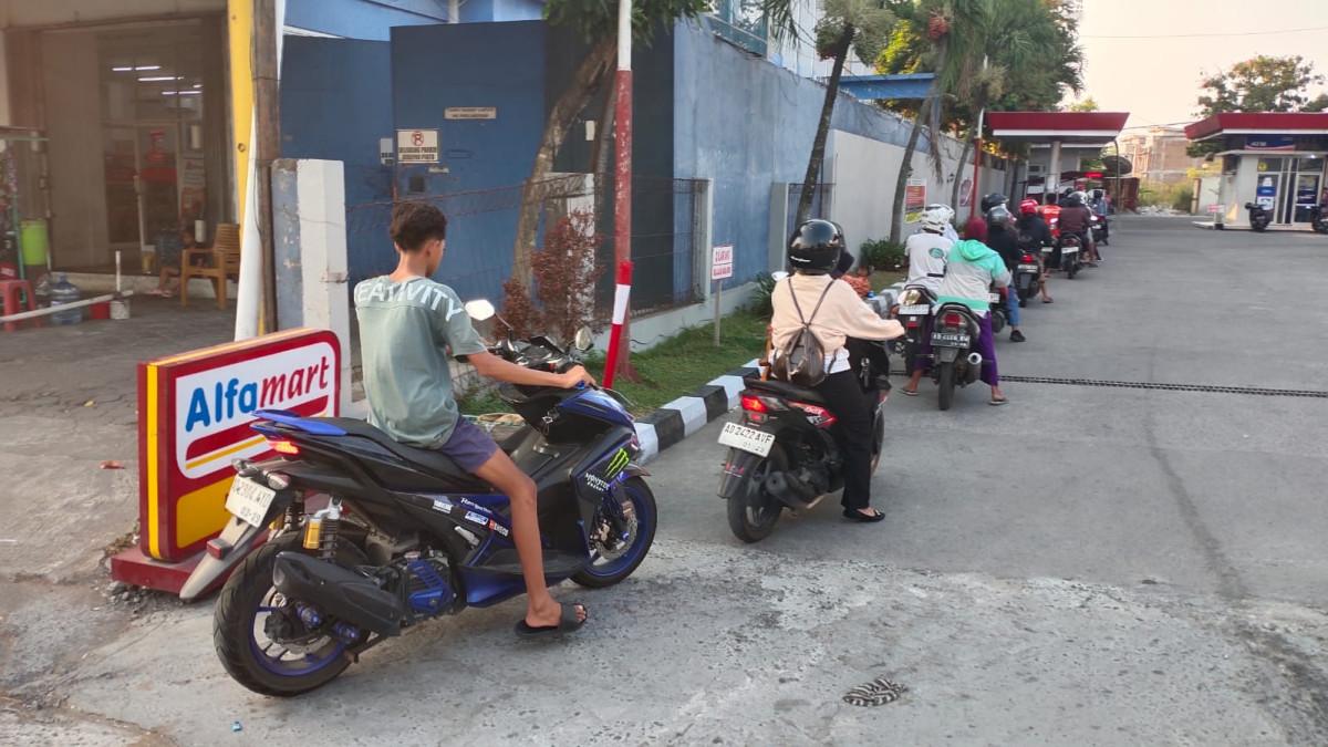 ANTRIAN PERTALITE MASIH PANJANG - Antrian BBM Pertalite, khususnya sepeda motor, masih tampak panjang di SPBU Klodran Colomadu Karanganyar Jawa Tengah, Senin sore 6 Juli 2026 pukul 16.30 WIB. Panjangnya antrean Pertalite terjadi sebagai imbas kenaikan harga Pertamax menjadi Rp 16.250 per 10 Juni 2026 lalu, berakibat migrasi penggunaan Pertamax ke Pertalite.
