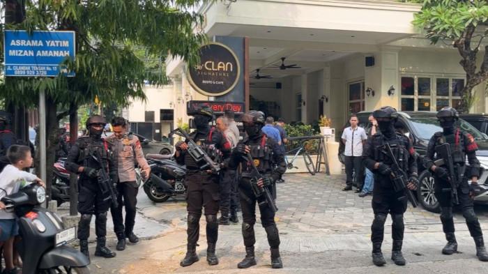 PENGGELEDAHAN - Korps Pemberantasan Tindak Pidana Korupsi (Kortas Tipidkor) Polri bersama Direktorat Reserse Kriminal Khusus (Ditreskrimsus) Polda Metro Jaya melakukan penggeledahan serentak di delapan lokasi dalam penyidikan dugaan tindak pidana korupsi meliputi suap, gratifikasi, dan tindak pidana pencucian uang (TPPU). Dua lokasi penggeledahan di antaranya berada di kafe de'Clan Signature dan Koin Money Changer yang keduanya berada di kawasan Cipete Selatan, Cilandak, Jakarta Selatan, Rabu (8/7/2026).