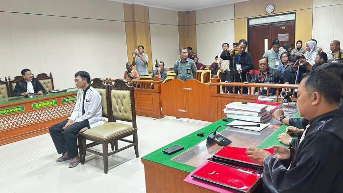 SIDANG TUNTUTAN - Terdakwa kasus pembunuhan satu keluarga, Ririn, saat menjalani persidangan yang mengagendakan pembacaan tuntutan JPU di PN Indramayu, Jalan Jenderal Sudirman, Kecamatan/Kabupaten Indramayu, Kamis (18/6/2026).