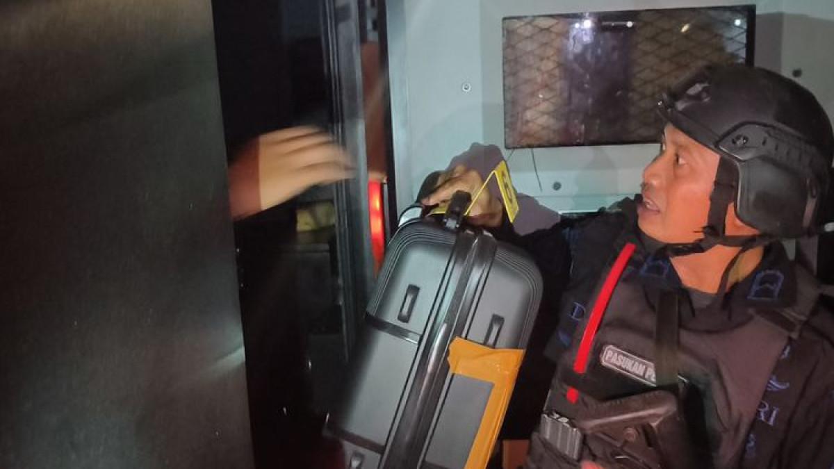 PENGGLEDAHAN - Polisi mengamankan hasil penggeledahan rumah mewah di kawasan Sentul City, Kecamatan Babakan Madang, Kabupaten Bogor menggunakan rantis milik Brimob, Kamis (9/7/2026).