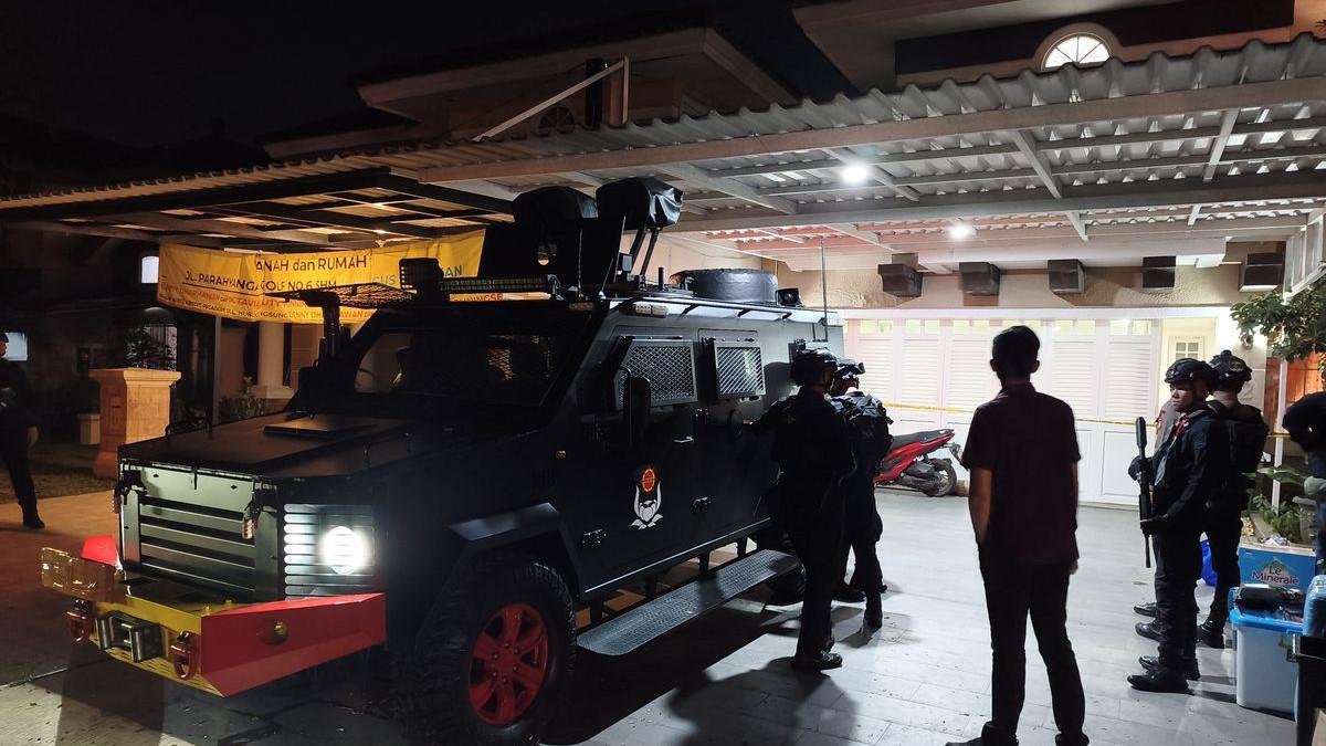 KABAR TERKINI - Penampakan rantis Brimob yang membawa barang-barang hasil penggeledahan polisi dalam rumah mewah di kawasan Sentul City, Kecamatan Babakan Madang, Kabupaten Bogor, Kamis (9/7/2026).