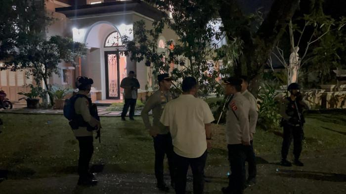 PENGGELEDAHAN DI BOGOR - Rumah mewah di kawasan Sentul, Kecamatan Babakanmadang, Kabupaten Bogor digeledah polisi diduga berkaitan denhan penggeledahan Cafe de'Clan Signature dan money changer di kawasan Cipete, Jakarta Selatan, Kamis (9/7/2026).