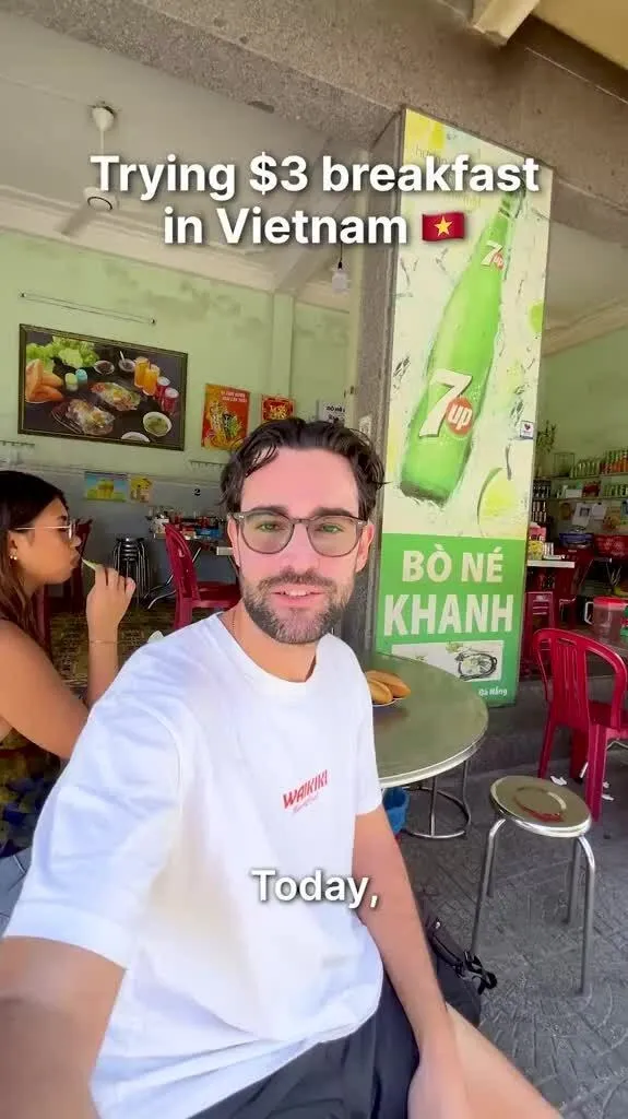 Westerners have a 'headache' when choosing breakfast dishes in Vietnam
