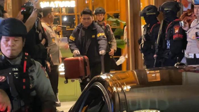 PENGGELEDAHAN KORUPSI – Penyidik Polri membawa koper berisi uang dan dokumen dari penggeledahan di kafe dan money changer kawasan Cipete, Cilandak, Jakarta Selatan, Rabu (8/7/2026). Penyidik menyita sekitar Rp67,2 miliar, uang asing, dan puluhan barang bukti dalam penyidikan dugaan korupsi serta TPPU. (Tribunnews.com/Abdi Ryanda Shakti).