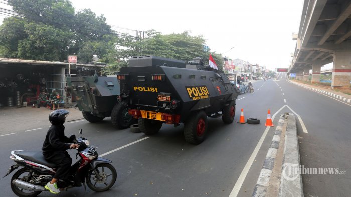 Pengendara berusaha mencari celah saat petugas gabungan dari TNI dan Polri menjaga perbatasan Bekasi dan Jakarta Timur dalam pelaksanaan Pemberlakuan Pembatasan Kegiatan Masyarakat (PPKM) Darurat, di Jalan Kalimalang, Pondok Kelapa, Jakarta Timur, Senin (5/7/2021). Petugas yang menjaga kawasan itu dengan kendaraan lapis baja jenis panser dan kendaraan taktis Barracuda meminta pengendara putar arah kembali ke wilayahnya saat pelaksanaan PPKM Darurat. Warta Kota/Alex Suban