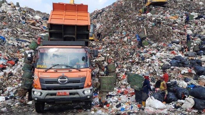 KONDISI TPST BANTARGEBANG - Aktivitas truk pengangkut sampah di tengah gunungan limbah Tempat Pengolahan Sampah Terpadu (TPST) Bantargebang yang kini kondisinya kian kritis akibat timbunan sampah lama yang telah meluap mencapai sekitar 60 juta ton. Guna menekan ketergantungan terhadap kapasitas lokasi ini, Pemprov DKI Jakarta bergerak taktis mempercepat proyek infrastruktur hijau Pengolahan Sampah menjadi Energi Listrik (PSEL).
