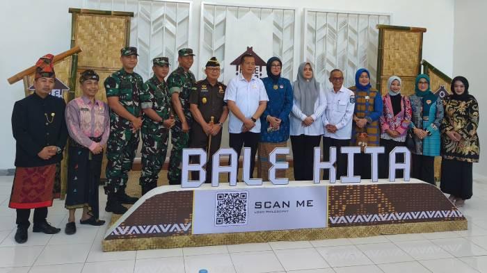 BALE KITA - Gubernur Lalu Muhamad Iqbal bersama Ketua Dewan Kerajinan Nasional Daerah (Dekranasda) NTB, Shinta Agathia, Wakil Gubernur NTB Indah Dhamayanti Putri dan Forkopimda meresmikan Bale Kita, Rabu (8/7/2026).