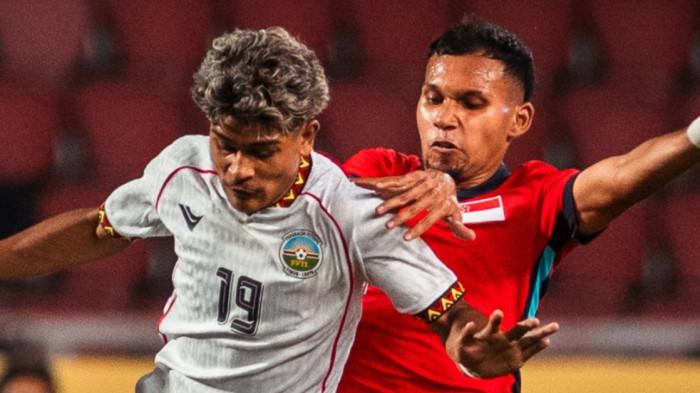 SINGAPURA VS TIMOR - Aksi pemain Timor Leste, Vabio Cannavaro saat lawan Singapura di SEA Games 2025 di Rajamangala National Stadium, Thailand pada Sabtu (6/12/2025) malam WIB.