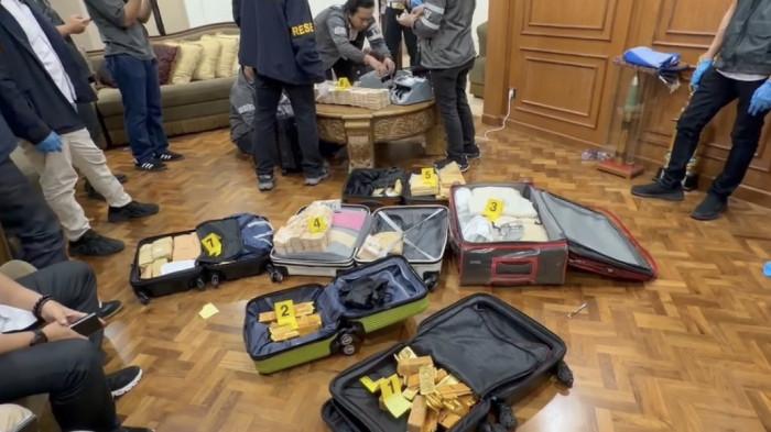 PENGGELEDAHAN SENTUL - Rumah mewah di kawasan Sentul, Kecamatan Babakanmadang, Kabupaten Bogor digeledah polisi diduga berkaitan dengan penggeledahan Cafe de'Clan Signature dan money changer di kawasan Cipete, Jakarta Selatan.