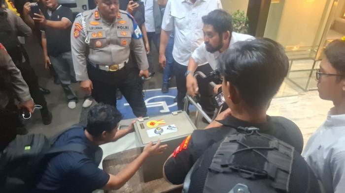 BARANG BUKTI - Kendaraan taktis (rantis) barracuda membawa sejumlah barang bukti hasil penggeledahan di dua dari delapan lokasi terkait kasus dugaan korupsi dan TPPU dalam perkara PLN batu bara hingga Asabri pada Rabu (8/7/2026) malam. Barang bukti dibawa ke gedung Direktorat Reserse Kriminal Khusus Polda Metro Jaya.