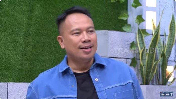 VICKY MANDI KEMBANG - Tangkapan layar Trans7 Official. Vicky Prasetyo memiliki tradisi unik yang selalu ia jalankan setiap Hari Raya Idul Fitri. Ia menjalani ritual mandi kembang di kampung halamannya.