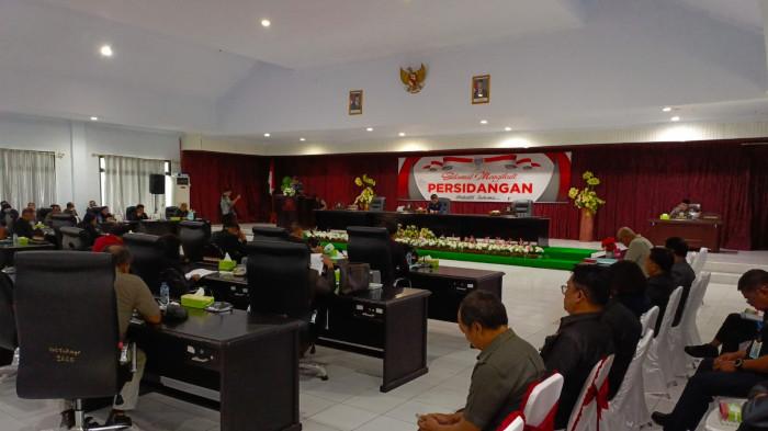 RAPERDA - Pelaksana Tugas (Plt.) Bupati Kepulauan Siau Tagulandang Biaro (Sitaro), Heronimus Makainas, SE, MM, menghadiri sekaligus menyampaikan penjelasan pemerintah daerah dalam Rapat Paripurna DPRD Kabupaten Kepulauan Sitaro yang berlangsung di Ruang Sidang DPRD Sitaro, Kamis (9/7/2026)
