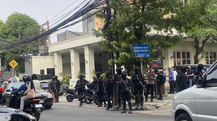 CAFE DIGELEDAH - Penjagaan area luar Cafe de'Clan Signature di Cipete oleh kepolisian saat penggeledahan, Rabu (8/7/2026).