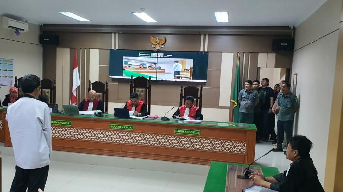 PEMBUNUHAN PAOMAN - Terdakwa Ririn saat mengikuti sidang pembacaan vonis hukuman di PN Indramayu, Jalan Jenderal Surdirman, Kecamatan/Kabupaten Indramayu, Rabu (8/7/2026).