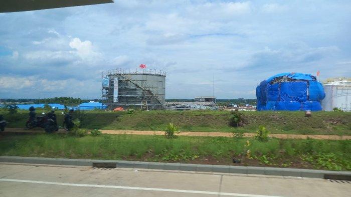 Depo avtur Pertamina di kompleks Bandara Dhoho Kediri dalam tahap pembangunan, Rabu, 11 Desember 2024.