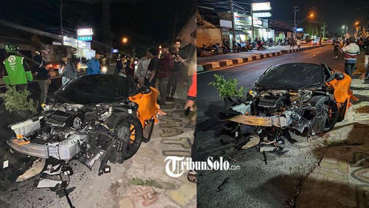 RUSAK PARAH - Sebuah supercar McLaren 720S Coupe bernomor polisi B 331 diduga milik seorang konten kreator mengalami kecelakaan tunggal di Jalan Telukan, Kecamatan Grogol, Kabupaten Sukoharjo, Jawa Tengah, pada Rabu (8/7/2026) dini hari. Peristiwa tersebut terjadi sekitar pukul 02.00 WIB dan sempat viral di sejumlah media sosial. Foto dan video yang beredar memperlihatkan sebuah supercar berwarna oranye-kuning mengalami kerusakan cukup parah di bagian depan usai menabrak tiang listrik di tepi jalan.
