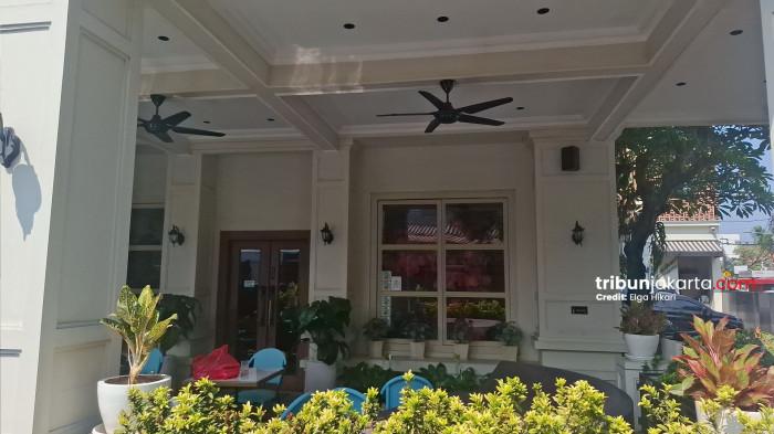 CAFE DE'CLAN SIGNATURE - Kondisi terkini di Cafe de'Clan Signature di Jalan Cipete Raya, Jakarta Selatan pada Kamis (9/7/2026) atau sehari pasca penggeledehan. Cafe tersebut hari ini tak beroperasi.