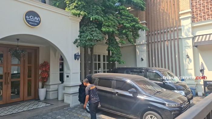 CAFE DE'CLAN SIGNATURE - Kondisi terkini di Cafe de'Clan Signature di Jalan Cipete Raya, Jakarta Selatan pada Kamis (9/7/2026) atau sehari pasca penggeledehan. Cafe tersebut hari ini tak beroperasi.