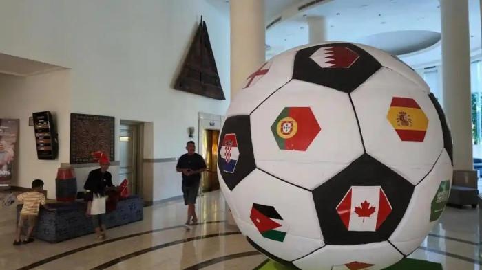 BOLA RAKSASA PIALA DUNIA - Giant ball atau bola raksasa dipajang di lobi Hotel Aryaduta Makassar, Jalan Somba Opu, Makassar, Sulsel, Selasa (7/7/2026). Bola raksasa ini dihadirkan Aryaduta Makassar menyemarakkan Piala Dunia 2026.