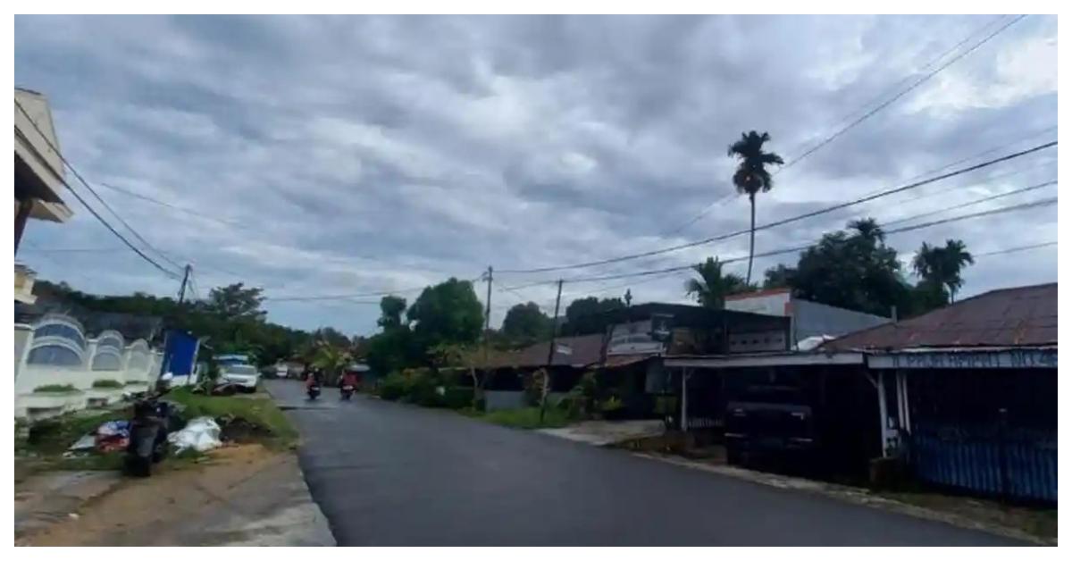 PRAKIRAAN CUACA - Cuaca berawan di langit kawasan Distrik Sorong Kota, Kota Sorong, Papua Barat Daya, Jumat (6/3/2026). BMKG memprakirakan, cuaca Kota Sorong akan dilanda hujan ringan pada Kamis (12/3/2026).
