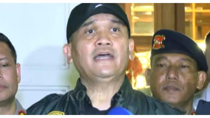 GELEDAH - Kepala Korps Pemberantasan Tindak Pidana Korupsi (Kakortas Tipikor) Polri, Irjen Totok Suharyanto, saat mengumumkan hasil penggeledahan di Kafe de'Clan Signature dan money changer terkait kasus dugaan korupsi dan TPPU batu bara PLN, Asabri, dan Krakatau Steel, Rabu (8/7/2026).
