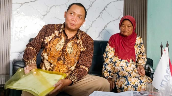 NENEK NGATINI TERJERAT KREDIT - Nenek Ngatini (69) bersama kuasa hukumnya saat mendatangi Mapolres Jombang, Kabupaten Jombang, Jawa Timur pada Senin (6/7/2026). Kuasa hukum menilai ada kejanggalan dan dugaan adanya unsur pidana dalam perkara kredit yang menjerat nenek Ngatini.