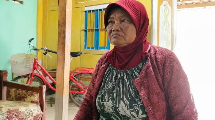 KREDIT - Ngatini (69) warga asal Desa Banjardowo, Kecamatan Kabuh, Kabupaten Jombang, Jawa Timur, yang mengaku diminta melunasi kewajiban hingga sekitar Rp70 juta, Kamis (2/7/2026). Berjualan sayur demi kebutuhan sehari-hari.