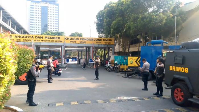 Pengamanan di Markas Polda Metro Jaya diperketat pada Kamis (9/7/2026) menyusul penggeledahan di 12 lokasi terkait kasus korupsi.