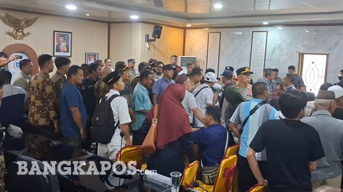 DPRD Provinsi Babel, menggelar audiensi terkait pembangunan kebun plasma di dalam Hak guna Usaha (HGU) dan kompensasi dari perusahaan sawit, di Desa Bakam, Dalil, Mangka, Mabat, Bukit Layang, Kayu Besi, Sempan, dan Air Duren, di Ruang Banmus DPRD Babel, Kamis (9/7/2026) siang.
