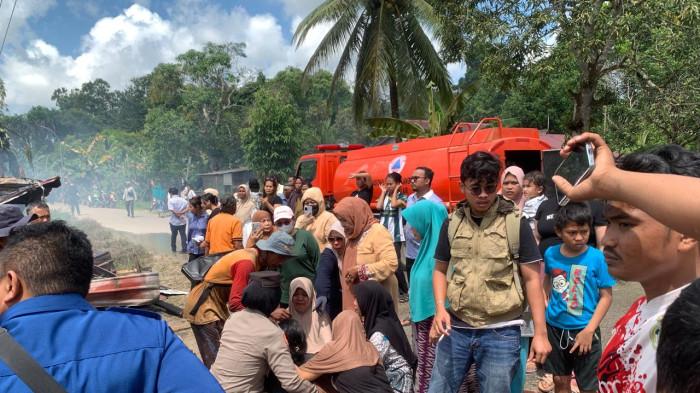 KEBAKARAN MAUT PPU - Keluarga korban yang histeris saat melihat proses evakuasi dari dalam rumah yang terbakar di Sungai Parit Kecamatan Penajam, Penajam Paser Utara, Kamis (9/7/2026.Petugas masih melakukan identifikasi di lokasi, sementara keluarga korban belum bisa dimintai keterangan.) (TRIBUNKALTIM.CO/NITA RAHAYU)