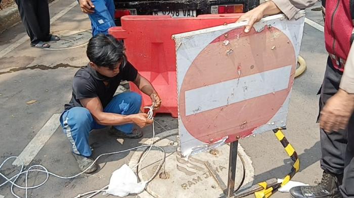 Jajaran Unit Reskrim Polsek Cipayung saat proses olah TKP tiga pekerja pipa air yang tewas tercebur ke gorong-gorong, Jakarta Timur, Kamis (9/6/2026).