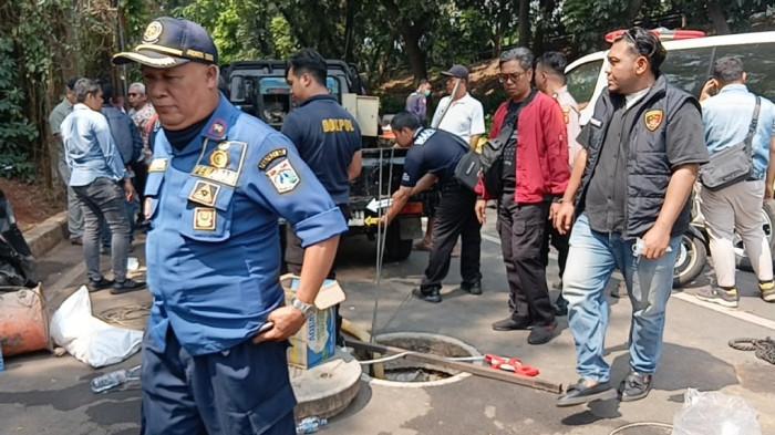Jajaran Unit Reskrim Polsek Cipayung saat proses olah TKP tiga pekerja pipa air yang tewas tercebur ke gorong-gorong, Jakarta Timur, Kamis (9/6/2026).