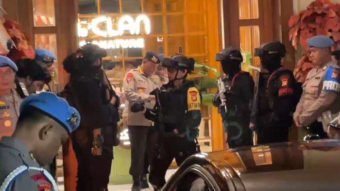 Poliri menggeledah kafe de’Clan Signature dan Koin Money Changer di Cipete, Cilandak, Jakarta Selatan terkait pengusutan kasus dugaan korupsi, Rabu (8/7/2026).