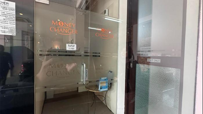 MONEY CHANGER TUTUP - Penampakan suasana Koin Money Changer di Cipete, Jakarta Selatan, yang tertutup rapat dan dilabeli 'Tutup' usai digeledah terkait kasus dugaan mega korupsi dan TPPU, Rabu (8/7/2026). (Foto: Igman Ibrahim/Tribunnews.com)