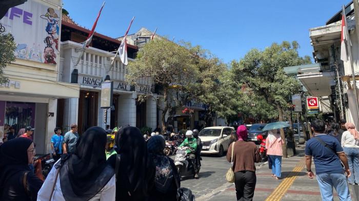RAMAI - Menjelang penyelenggaraan Asia Africa Festival 2026, suasana di kawasan Jalan Braga masih tampak berjalan normal. Aktivitas masyarakat, wisatawan, dan kendaraan masih berlangsung seperti biasa pada Rabu (8/7/2026).