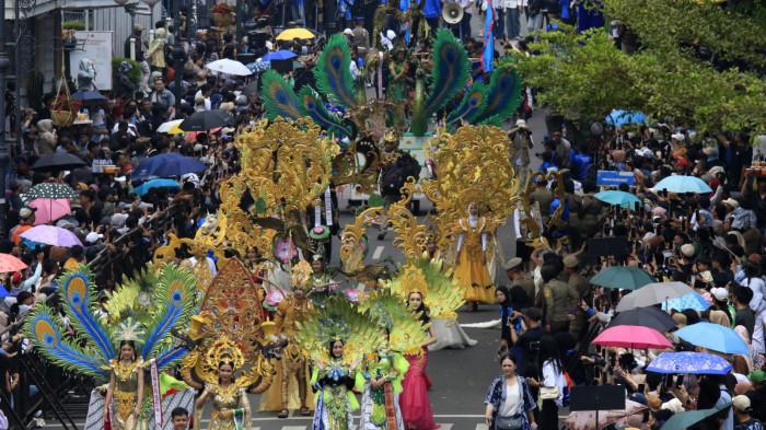 Peserta tampil saat karnaval budaya pada gelaran Asia Africa Festival 2025 di Jalan Asia Afrika, Kota Bandung, Jawa Barat, Sabtu (18/10/2025).