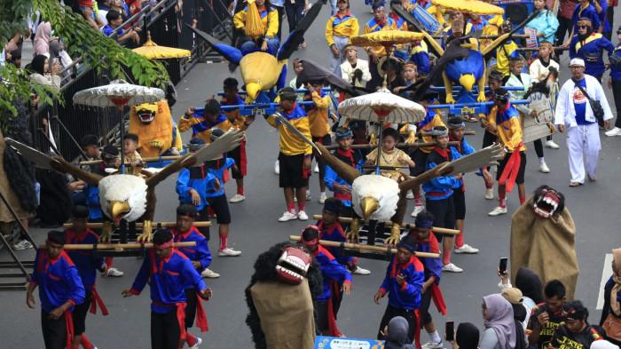 Peserta tampil saat karnaval budaya pada gelaran Asia Africa Festival 2025 di Jalan Asia Afrika, Kota Bandung, Jawa Barat, Sabtu (18/10/2025).