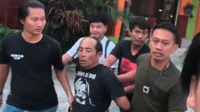 PENANGKAPAN MALING SAPI - Personel Unit Opsnal Satreskrim Polres Bangkalan menangkap DPO pencurian hewan berinisial SM (54), warga Desa Duwek Buter, Kecamatan Kwanyar, Kabupaten Bangkalan, Madura, saat tidur pulas di sebuah rumah kos di Jalan Muharto, Kelurahan Kotalama, Kecamatan Kedungkandang, Kota Malang, Sabtu (4/7/2026) pukul 07.00 WIB.