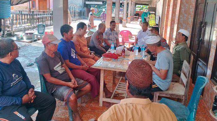 WANITA SUMENEP TEWAS - Tim Polsek Gapura saat melakukan koordinasi di rumah Buyani (45) di Desa Gapura Tengah, Kecamatan Gapura, Sumenep, Madura, Rabu (8/7/2026). Sebelumnya Buyani ditemukan tewas di area parit persawahan di Dusun Rombu Polalang, Desa Gapura Barat, Kecamatan Gapura, dengan sejumlah luka pada tubuhnya.