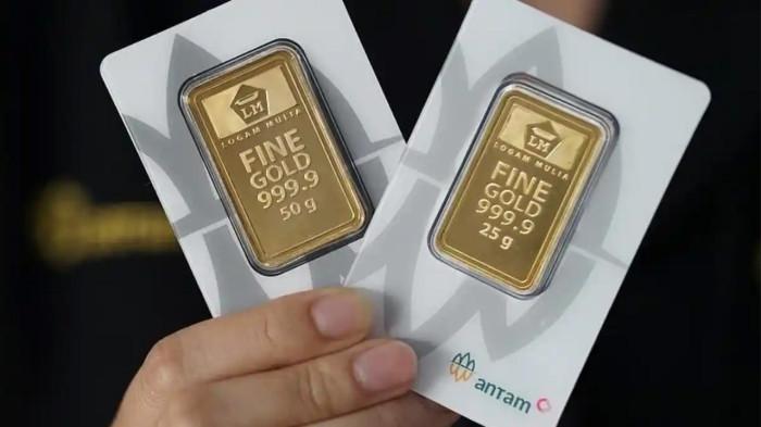 HARGA EMAS ANTAM - Petugas Butik Emas Logan Mulia Antam menunjukkan replika logam mulia keluaran PT ANTAM di butik emas di rukan DP Mall, Jalan Pemuda, Kota Semarang, Senin (14/4/25).