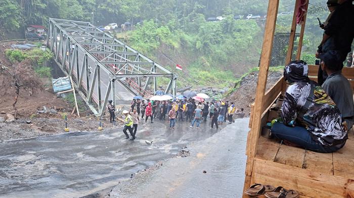 Menteri Dalam Negeri (Mendagri) Muhammad Tito Karnavian meninjau langsung kondisi Jalan dan Jembatan Enang-Enang di Kampung Alur Cincin, Kecamatan Pintu Rime Gayo, Kabupaten Bener Meriah, Provinsi Aceh, pada Selasa (7/7/2026).