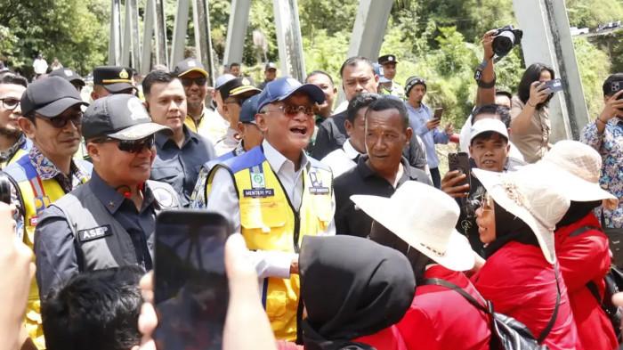 Menteri Pekerjaan Umum (PU) Dody Hanggodo berdialog dengan Sahrial Abadi.