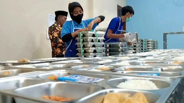 GAJI - Aktivitas proses penyajian makanan di dapur Satuan Pelayanan Pemenuhan Gizi (SPPG) Desa Kepatihan, Kecamatan/Kabupaten Jombang, Jawa Timur pada Rabu (3/9/2025). Simak besaran gaji pegawai inti SPPG 2026.