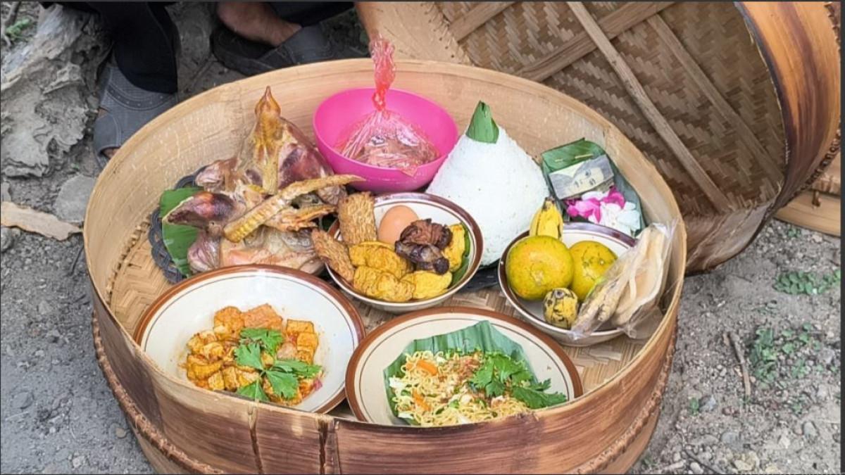 SENDANG SINONGKO - Bupati Klaten Hamenang Wajar Ismoyo saat hadiri tasyakuran bersih Sendang Sinongko di Desa Pokak, Kecamatan Ceper, Klaten, Jumat (19/9/2025)
