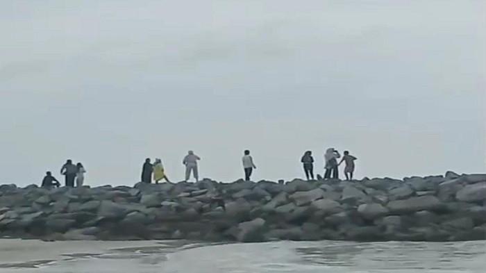TENGGELAM -- Proses evakuasi terhadap korban tenggelam di Pantai Matras Sungailiat, Kamis (9/7/2026).
