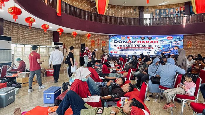 DONOR DARAH - Memperingati Hari Ulang Tahun (HUT) ke-12 Perkumpulan Hakka Kalimantan Barat sekaligus Hari Bakti TNI AU ke-79, Hakka Kalbar berkolaborasi dengan Palang Merah Indonesia (PMI) menggelar aksi bakti sosial donor darah dan pengobatan tradisional. Kegiatan ini berlangsung di Rumah Hakka Kalbar (Tulou), Pontianak, pada Kamis (9/7/2026) mulai pukul 08.00 WIB.