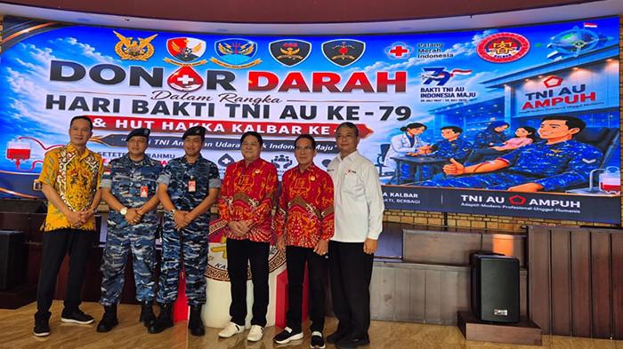 FOTO BERSAMA - Pengurus PMI Kota Pontianak, Sugioto foto bersama Ketua Hakka Kalbar dan Ketua Panitia Donor Darah di Rumah Hakka Kalbar (Tulou), Pontianak, pada Kamis (9/7/2026).