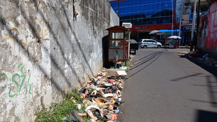 Kamis (9/7/2026). Warga mengeluhkan bau menyengat.